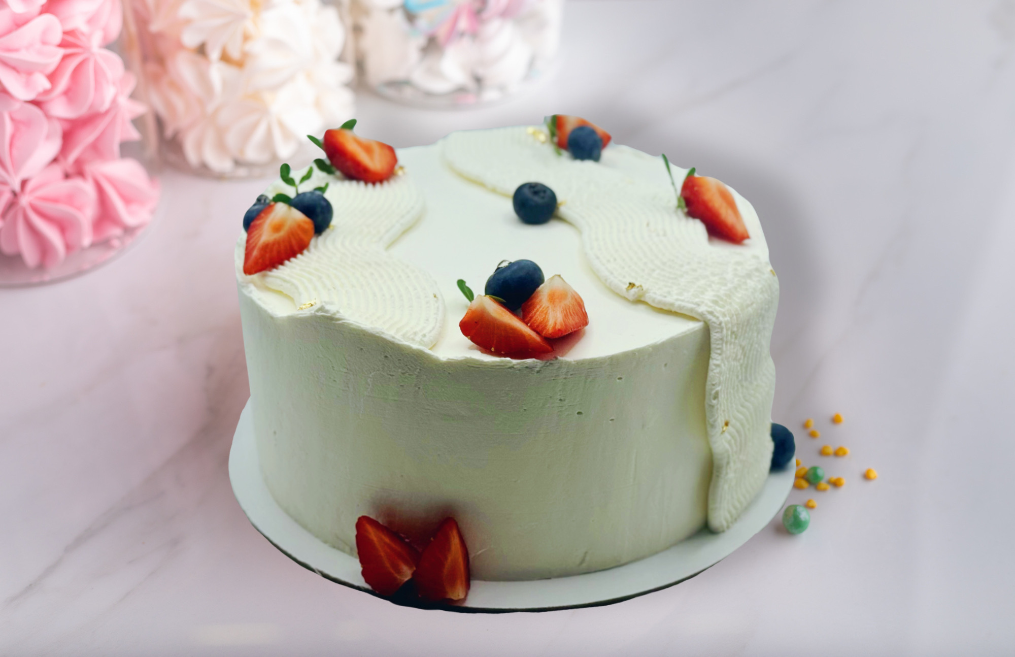 Молочная девочка с клубничной начинкой